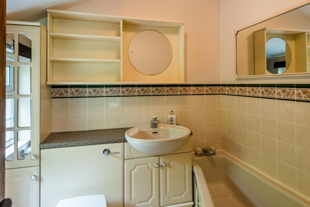 Ramblers Retreat Villa Хелстън Екстериор снимка